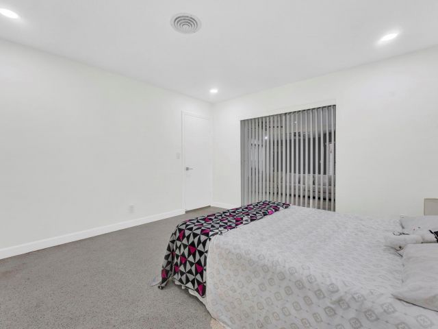 Продажа дома по адресу 5921 NE 15th Ave - фото 5762225