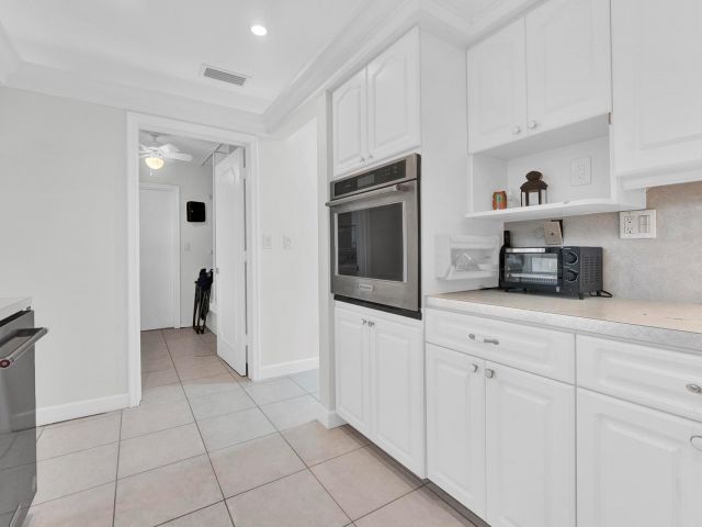 Продажа дома по адресу 5921 NE 15th Ave - фото 5762228