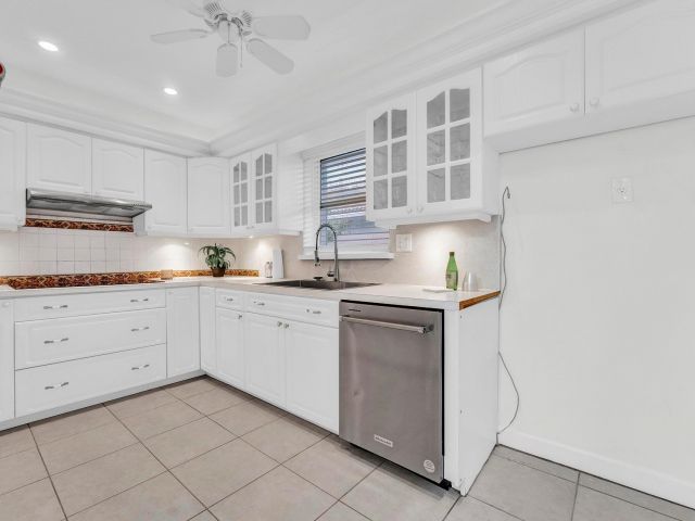 Продажа дома по адресу 5921 NE 15th Ave - фото 5762230