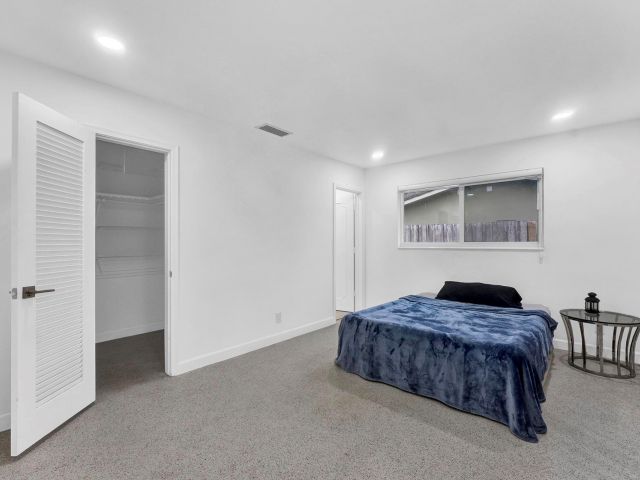 Продажа дома по адресу 5921 NE 15th Ave - фото 5762231