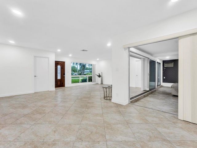 Продажа дома по адресу 5921 NE 15th Ave - фото 5762233