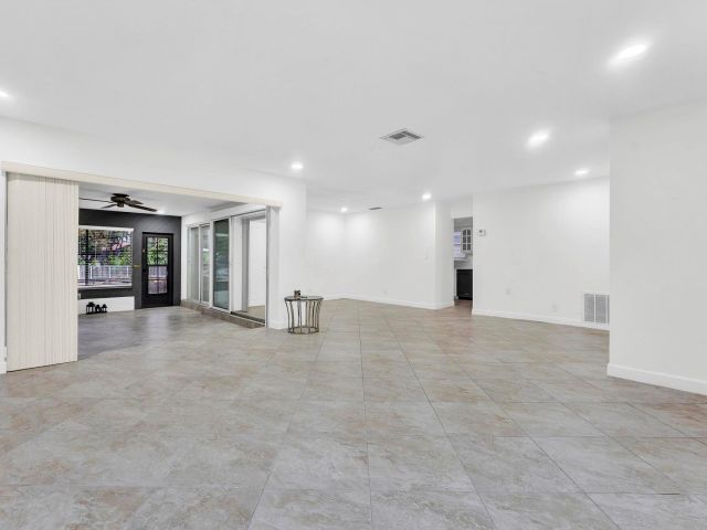 Продажа дома по адресу 5921 NE 15th Ave - фото 5762234