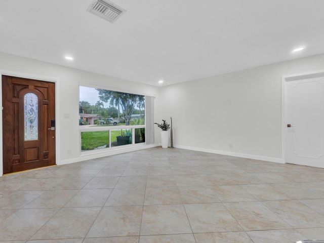 Продажа дома по адресу 5921 NE 15th Ave - фото 5762235