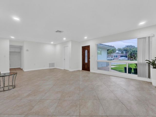 Продажа дома по адресу 5921 NE 15th Ave - фото 5762236