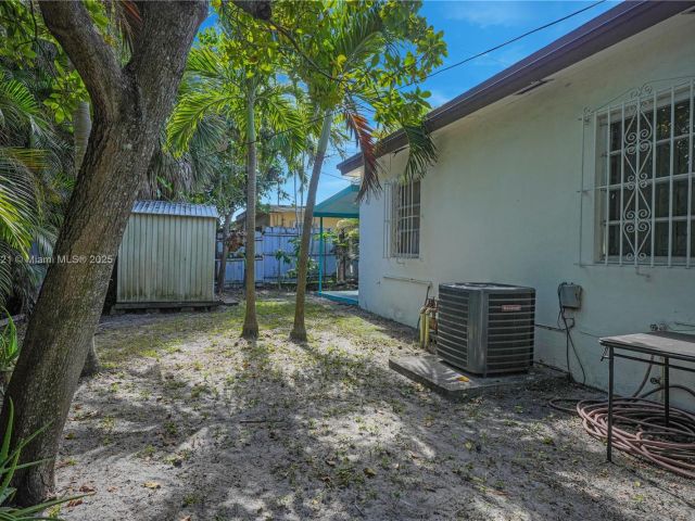 Продажа дома по адресу 2100 NE 185th St - фото 5856445