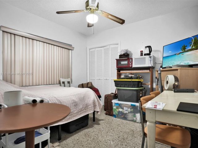 Продажа дома по адресу 2100 NE 185th St - фото 5856446