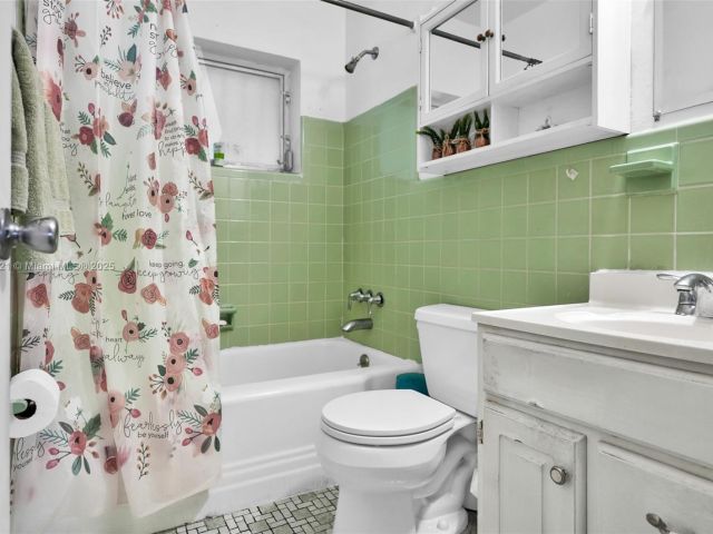 Продажа дома по адресу 2100 NE 185th St - фото 5856448