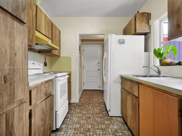 Продажа дома по адресу 2100 NE 185th St - фото 5856451