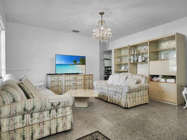 Продажа дома по адресу 2100 NE 185th St - фото 5856452