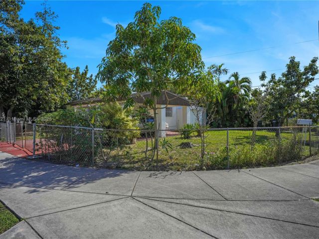 Продажа дома по адресу 2100 NE 185th St - фото 5856454