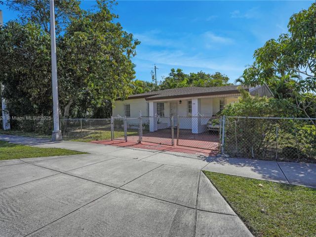 Продажа дома по адресу 2100 NE 185th St - фото 5856455