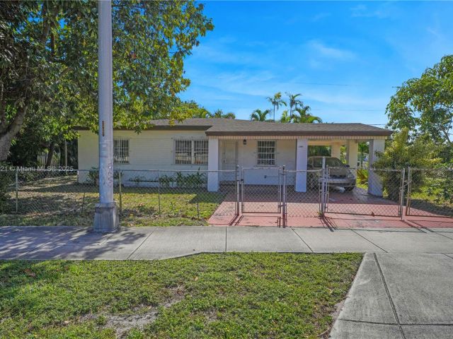 Продажа дома по адресу 2100 NE 185th St - фото 5856456