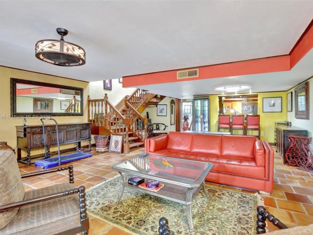 Продажа дома по адресу 20606 NE 7th Ct 20606 - фото 5555385