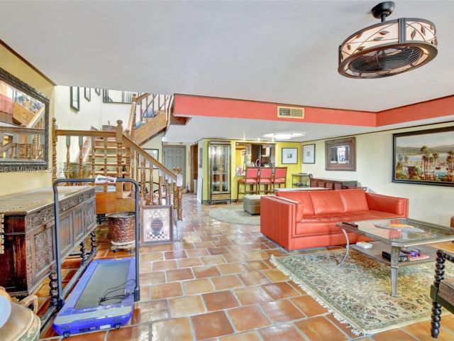 Продажа дома по адресу 20606 NE 7th Ct 20606 - фото 5555386