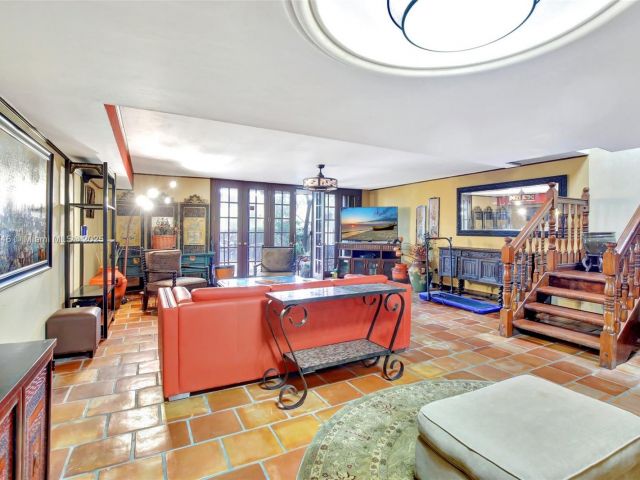 Продажа дома по адресу 20606 NE 7th Ct 20606 - фото 5555388