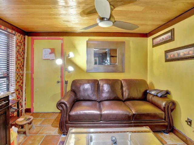 Продажа дома по адресу 20606 NE 7th Ct 20606 - фото 5555391