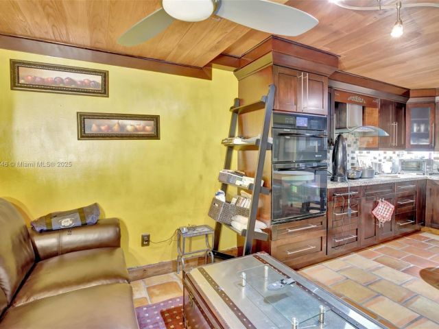 Продажа дома по адресу 20606 NE 7th Ct 20606 - фото 5555392