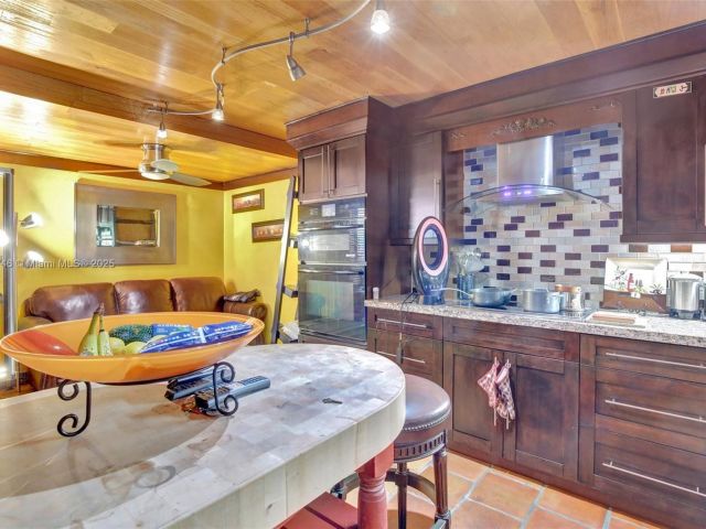 Продажа дома по адресу 20606 NE 7th Ct 20606 - фото 5555393