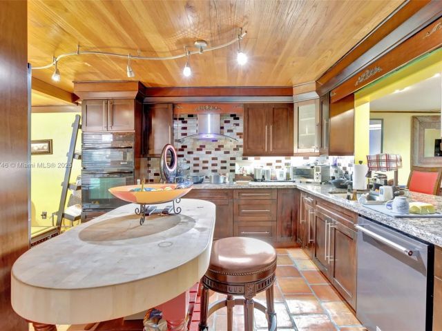 Продажа дома по адресу 20606 NE 7th Ct 20606 - фото 5555397