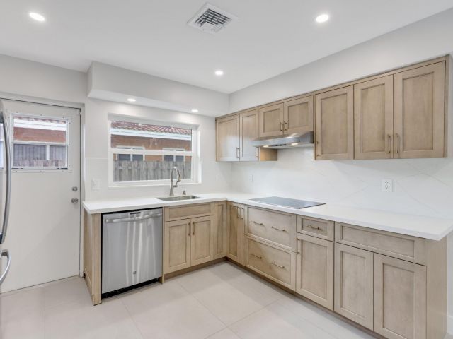 Продажа дома по адресу 2624 SE 9th Street - фото 5540220