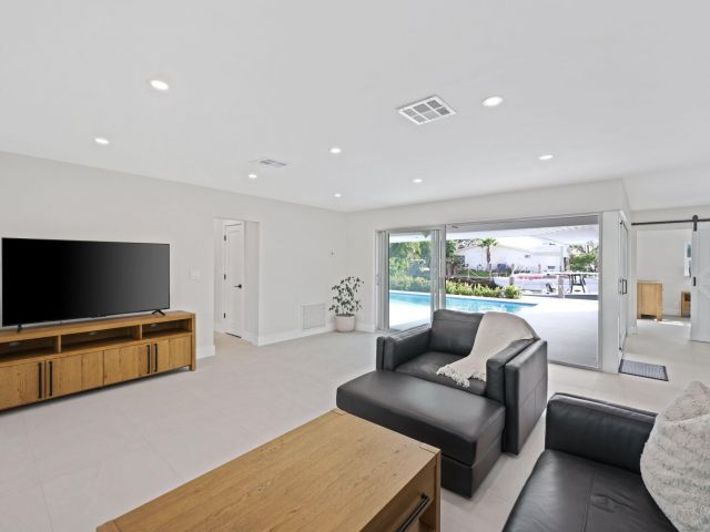 Продажа дома по адресу 2624 SE 9th Street - фото 5540224