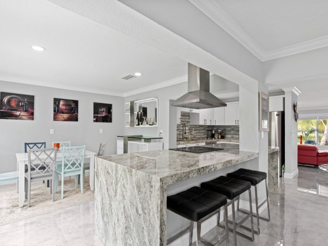 Продажа дома по адресу 8 SE 8th Avenue - фото 5745471