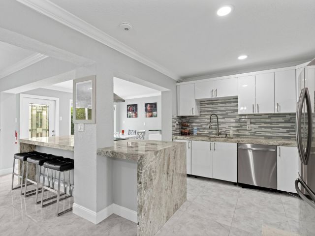 Продажа дома по адресу 8 SE 8th Avenue - фото 5745472