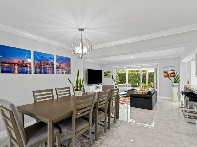 Продажа дома по адресу 8 SE 8th Avenue - фото 5745473