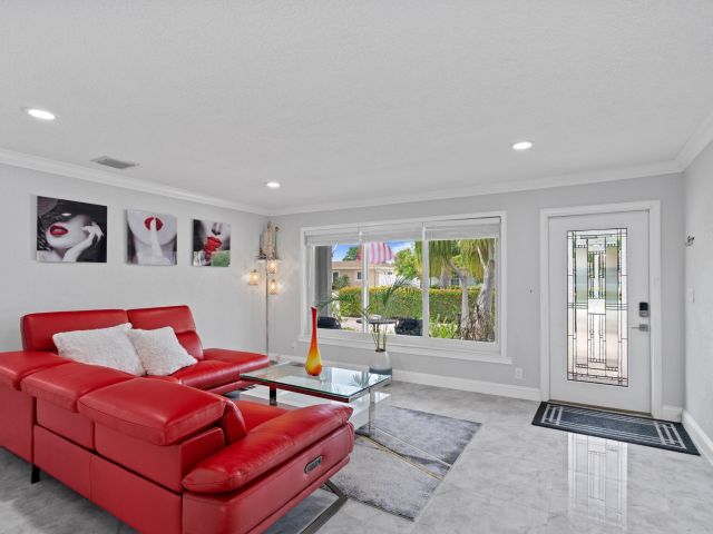 Продажа дома по адресу 8 SE 8th Avenue - фото 5745474