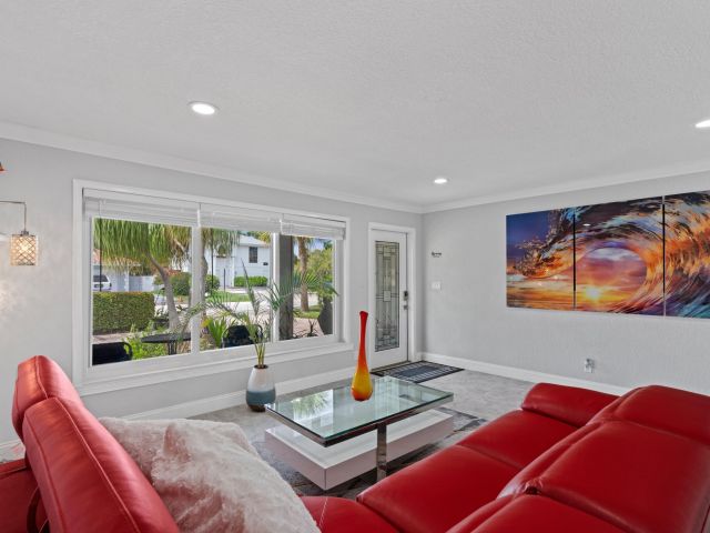 Продажа дома по адресу 8 SE 8th Avenue - фото 5745475