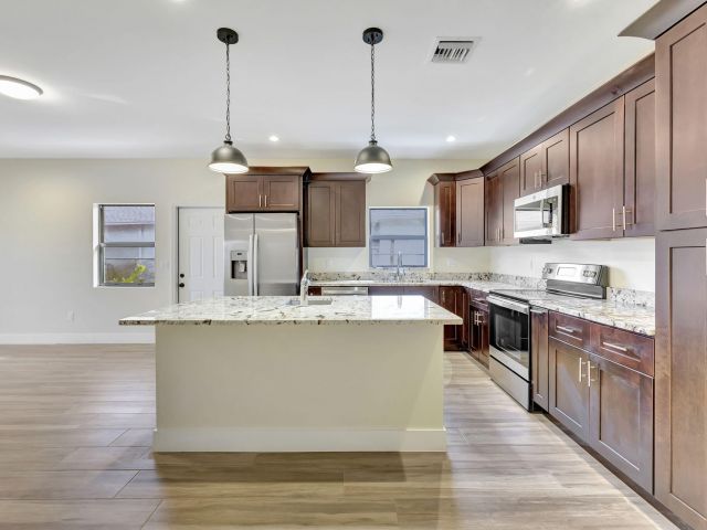 Продажа дома по адресу 2311 Zeder Avenue - фото 6064197