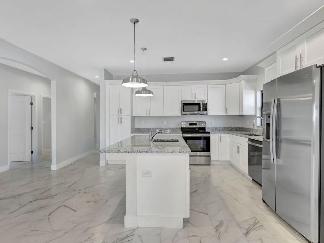 Продажа дома по адресу 2315 Zeder Avenue - фото 6064215