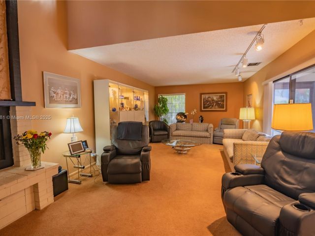 Продажа дома по адресу 36 Eastmont Rd - фото 5704264