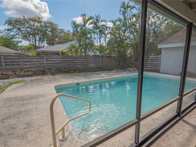 Продажа дома по адресу 36 Eastmont Rd - фото 5704272