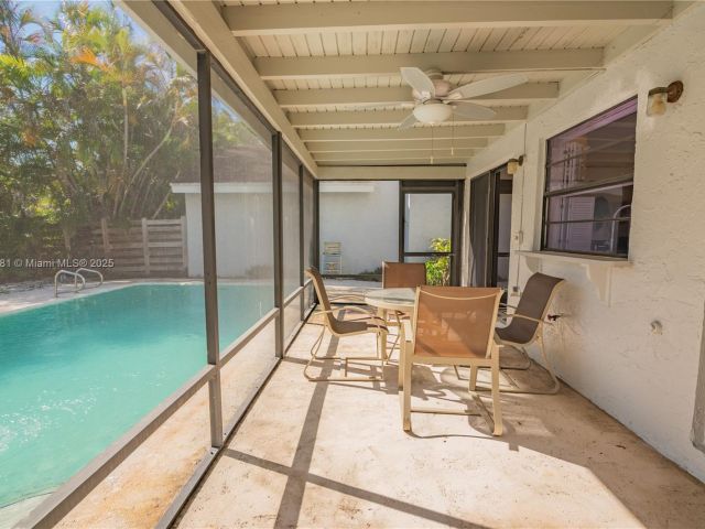 Продажа дома по адресу 36 Eastmont Rd - фото 5704273