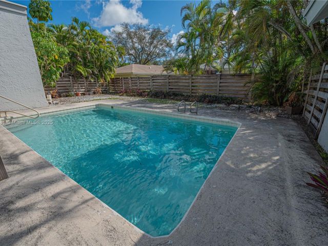 Продажа дома по адресу 36 Eastmont Rd - фото 5704276