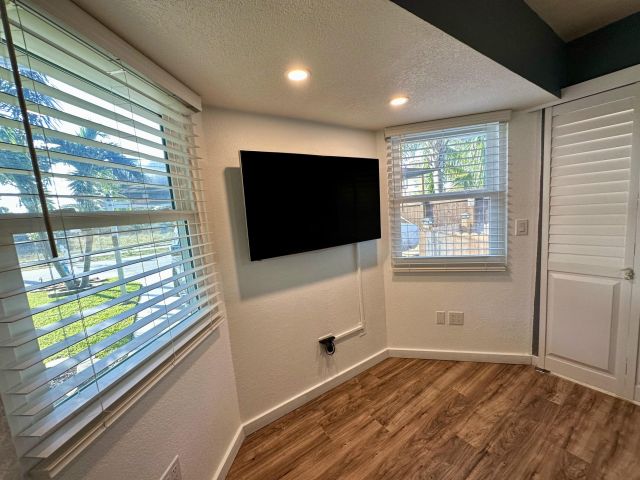 Продажа дома по адресу 4260 NE 11th Avenue - фото 6304268