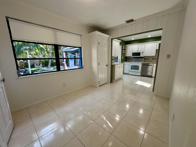 Продажа дома по адресу 4260 NE 11th Avenue - фото 6304270