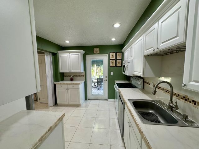 Продажа дома по адресу 4260 NE 11th Avenue - фото 6304271