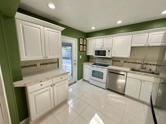 Продажа дома по адресу 4260 NE 11th Avenue - фото 6304272