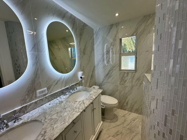 Продажа дома по адресу 4260 NE 11th Avenue - фото 6304274