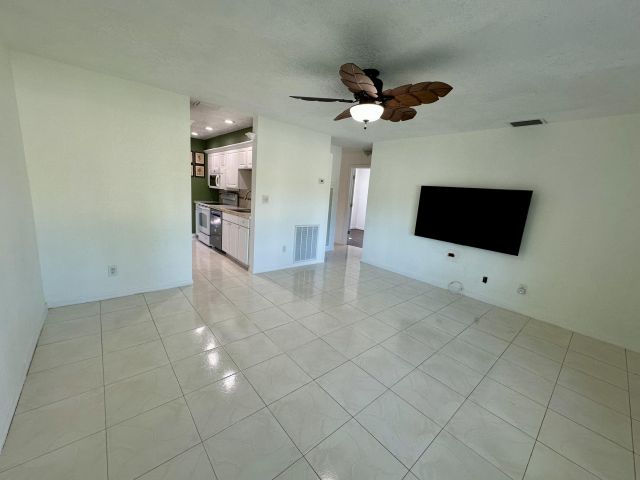 Продажа дома по адресу 4260 NE 11th Avenue - фото 6304278