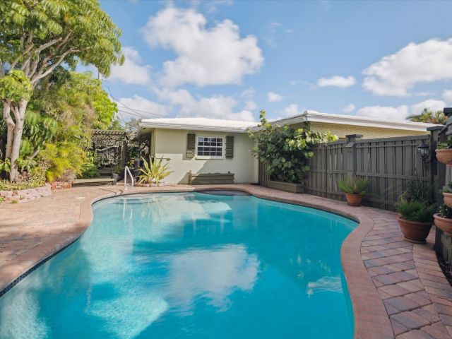 Продажа дома по адресу 2061 NE 54th Street - фото 6167860