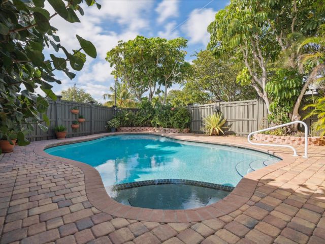 Продажа дома по адресу 2061 NE 54th Street - фото 6167862