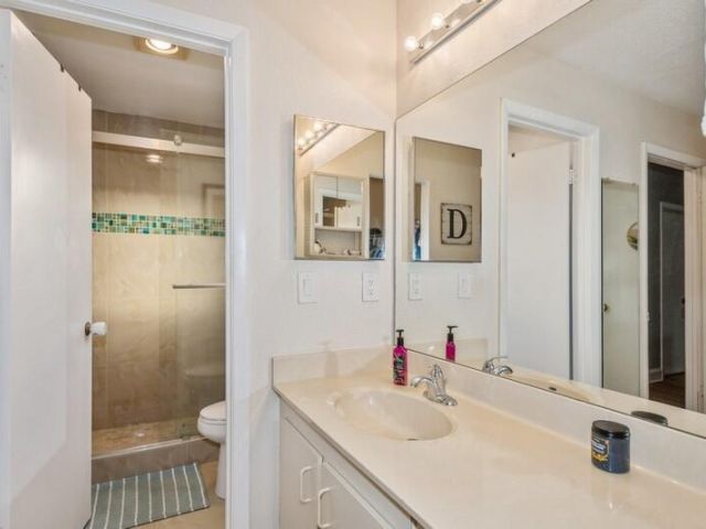 Продажа дома по адресу 1060 NW 19th Terrace - фото 5756008