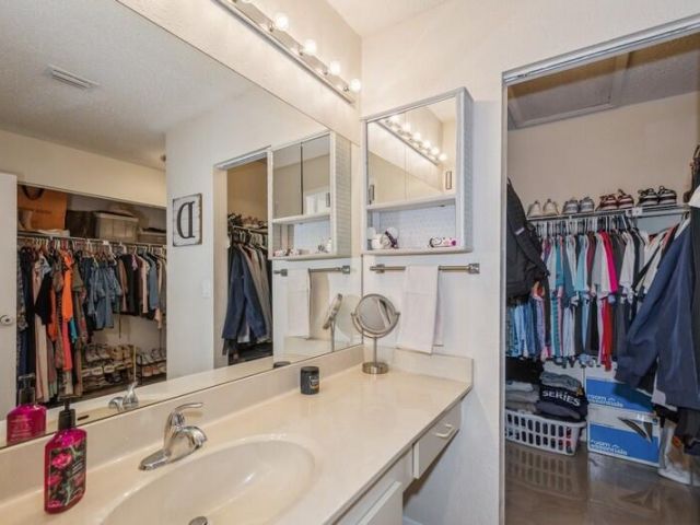 Продажа дома по адресу 1060 NW 19th Terrace - фото 5756009