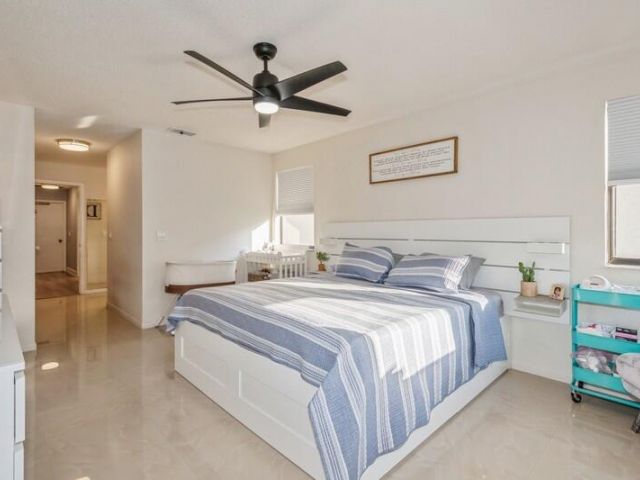 Продажа дома по адресу 1060 NW 19th Terrace - фото 5756010