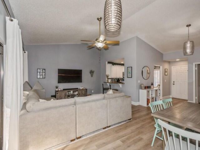 Продажа дома по адресу 1060 NW 19th Terrace - фото 5756017