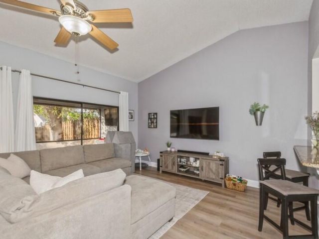 Продажа дома по адресу 1060 NW 19th Terrace - фото 5756020