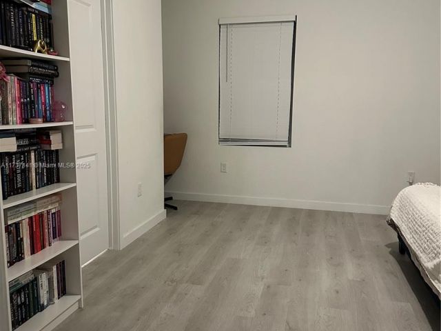 Дом в аренду по адресу 1755 SE 9th Ter - фото 5597988